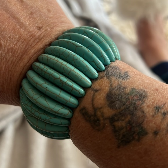 Turquoise Beaded Bracelet 7 inch stretch - Picture 2 of 4